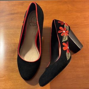 Embroidered black pumps